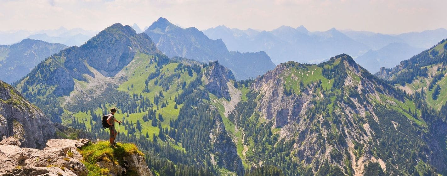 Long-distance trekking via the Tre Cime di Lavaredo